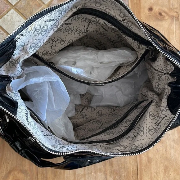 HOST PICKED Gorgeous Guess Shoulder Bag Is BNWOT 🥰🥰🔥🔥 - Picture 4 of 7